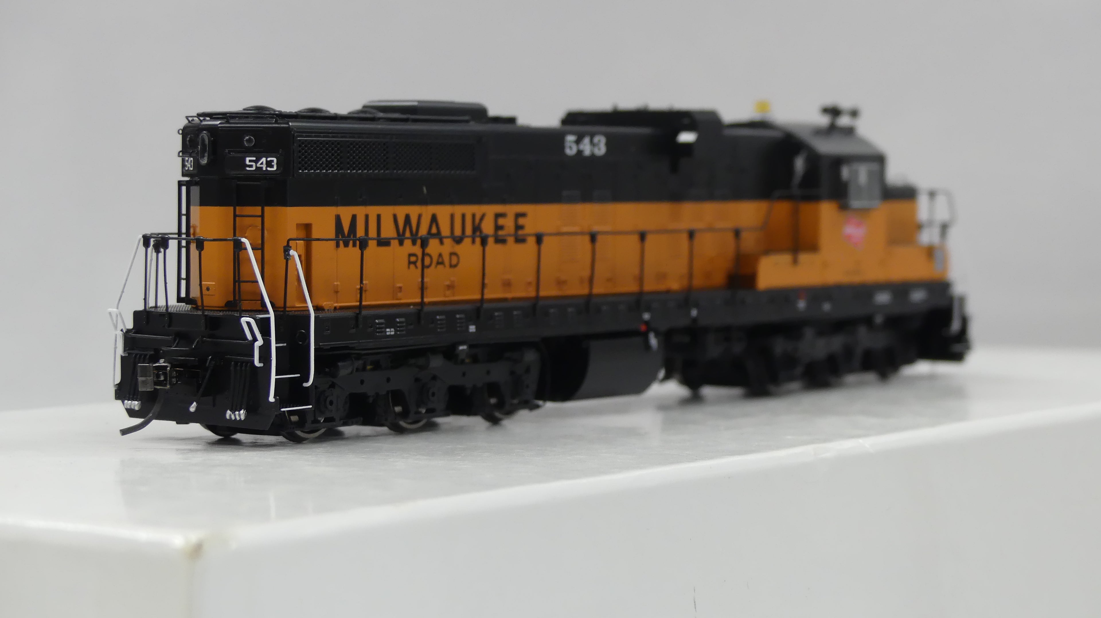 Rapido Ho Scale EMD SD10 Milwaukee Road DCC & Sound