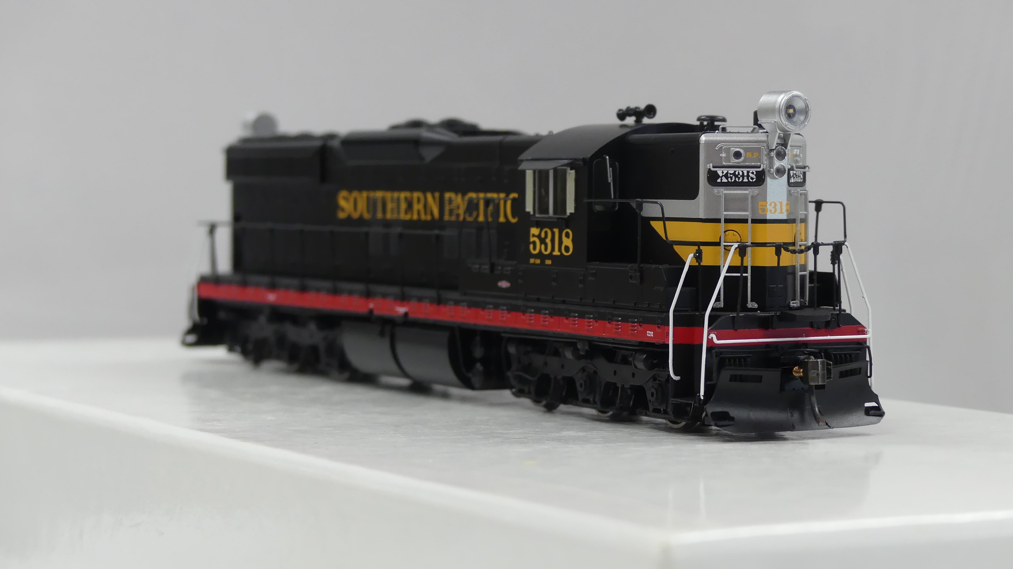 Rapido Ho Scale EMD SD7 Southern Pacific Black Widow Scheme (Yellow Font) #5318 DCC & Sound