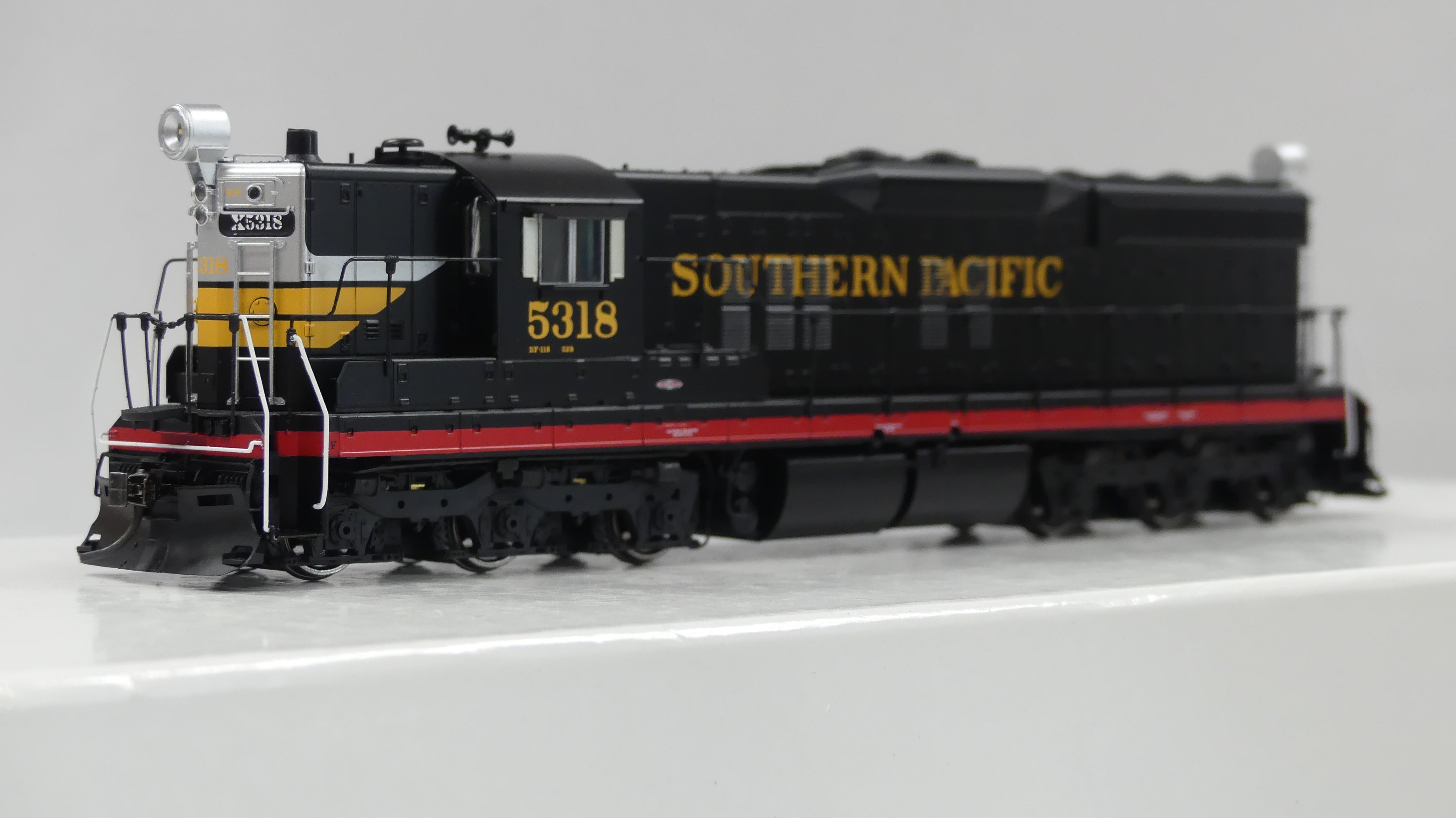 Rapido Ho Scale EMD SD7 Southern Pacific Black Widow Scheme (Yellow Font) #5318 DCC & Sound