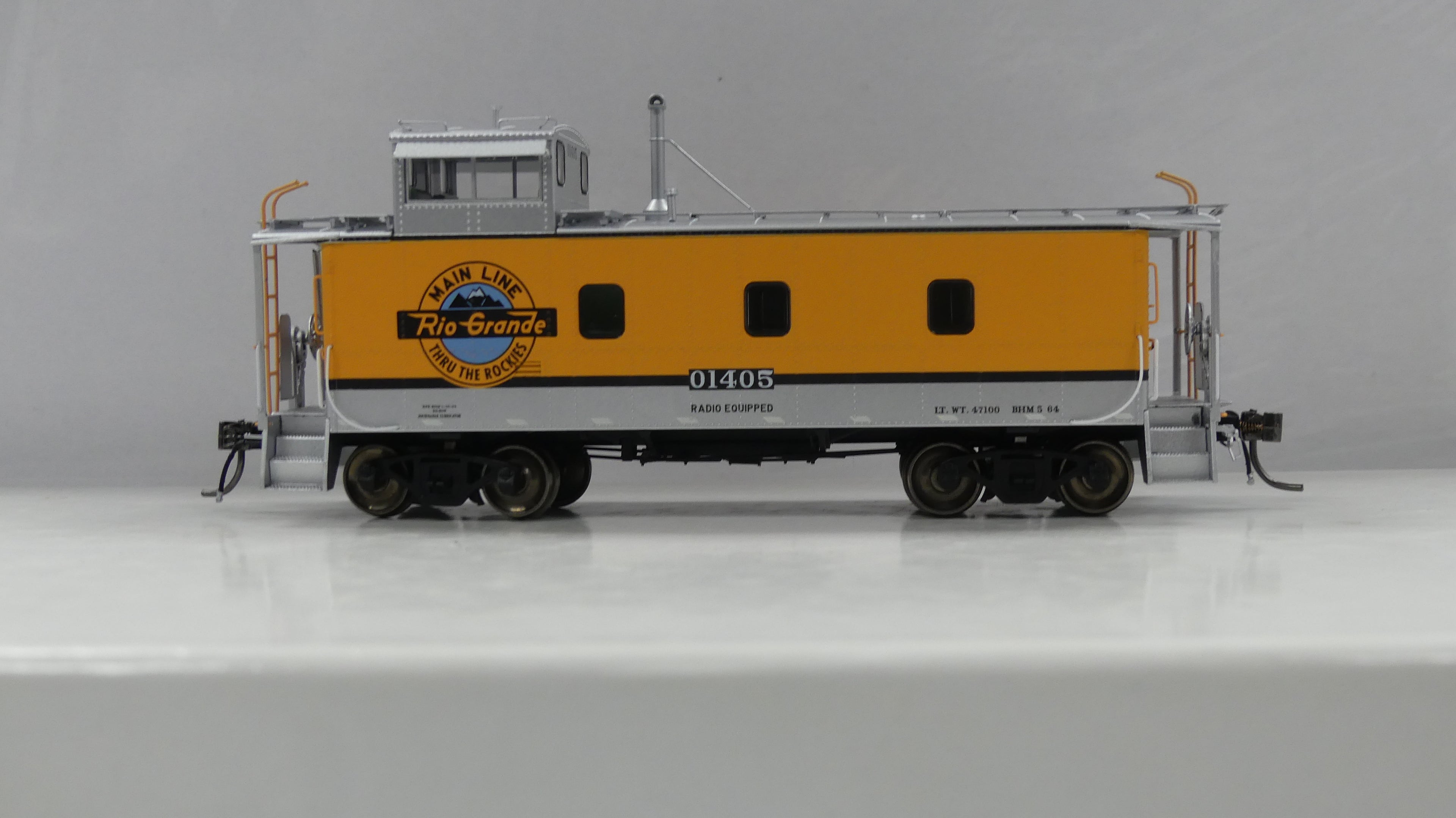HO D&RGW End Cupola Steel Caboose w/ Post-War Mods: Single Stripe Scheme