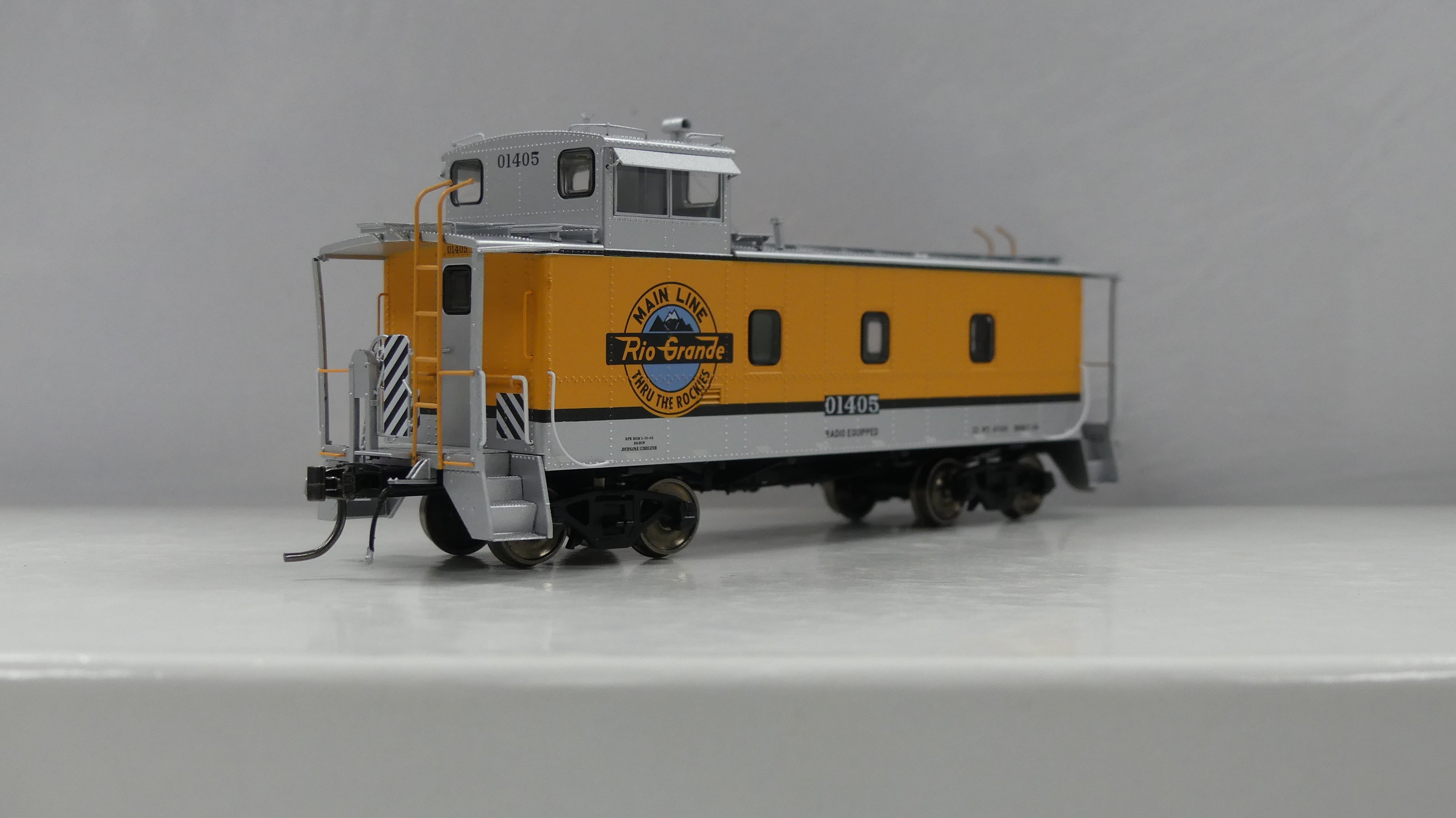 HO D&RGW End Cupola Steel Caboose w/ Post-War Mods: Single Stripe Scheme