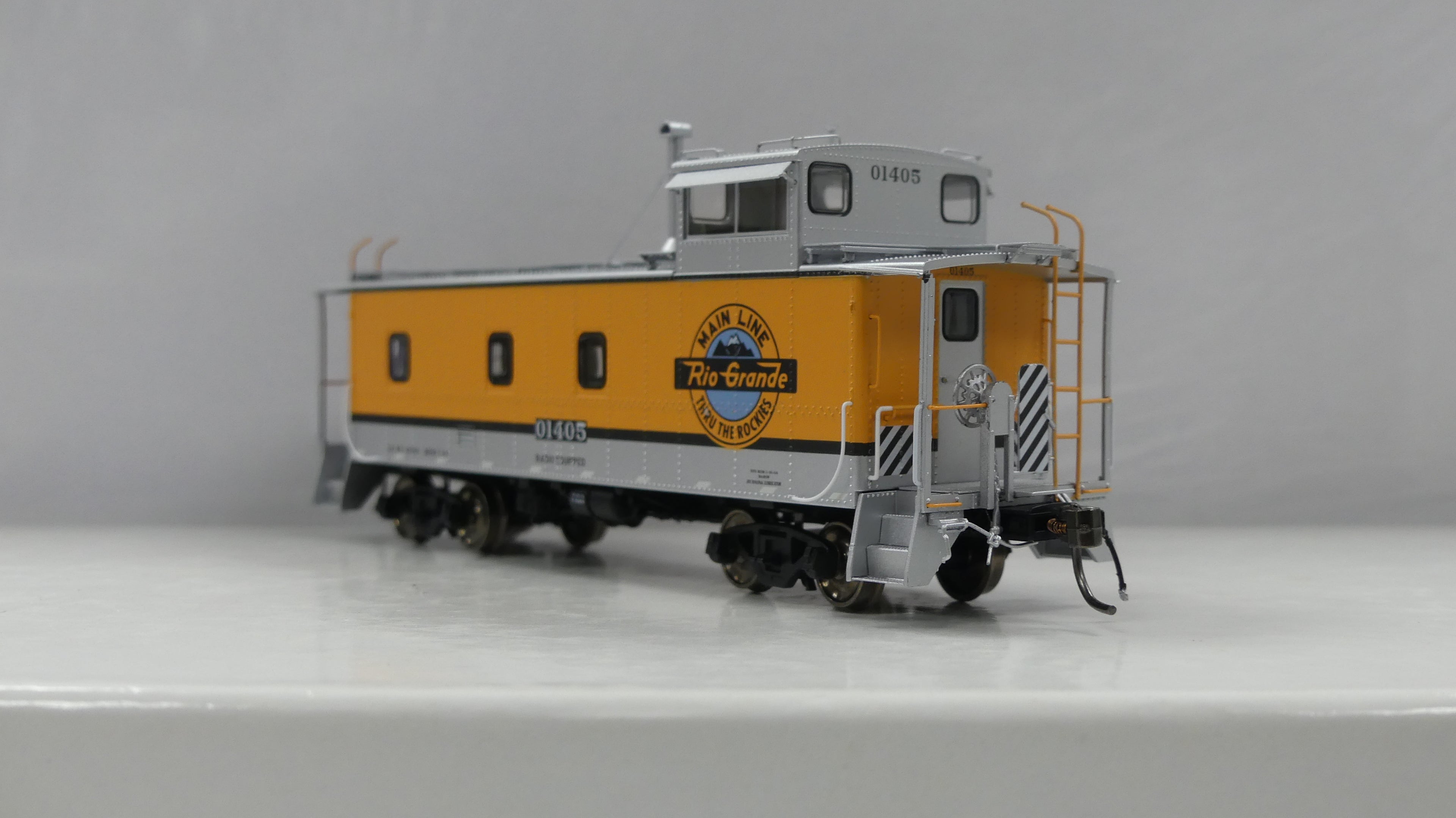 HO D&RGW End Cupola Steel Caboose w/ Post-War Mods: Single Stripe Scheme