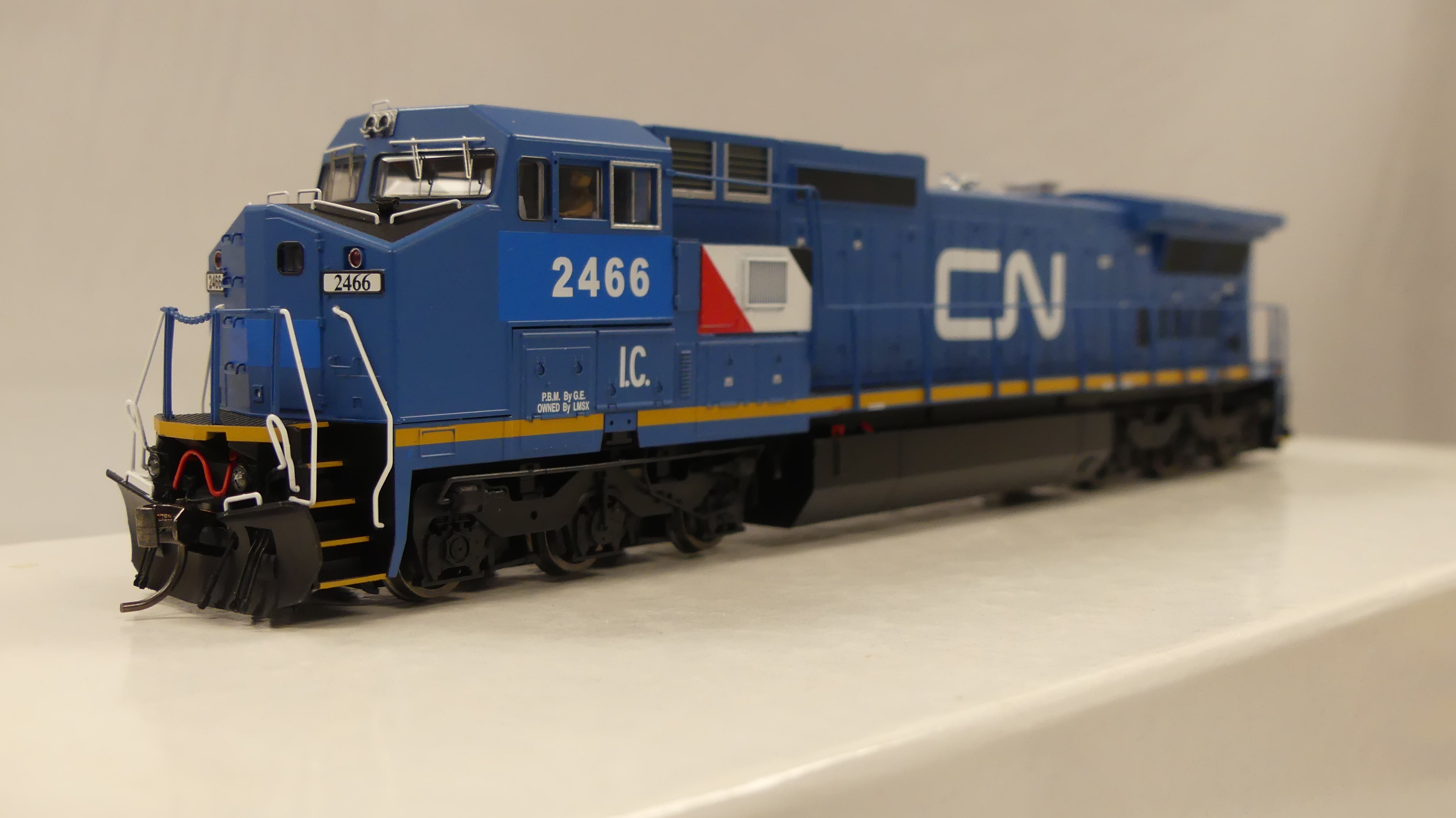 Atlas Ho Scale Dash 8-40CM CN #2466 DCC & Sound