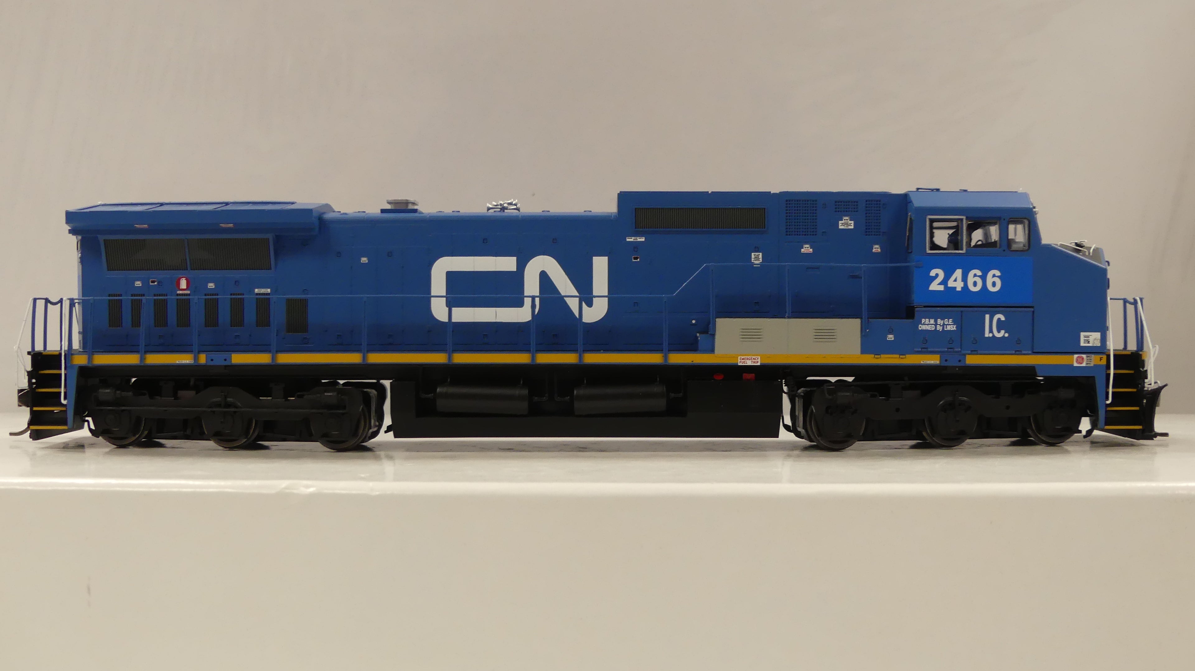 Atlas Ho Scale Dash 8-40CM CN #2466 DCC & Sound